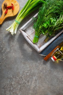 Yeşil otlar, otlar, sebzeler, taze otlar.