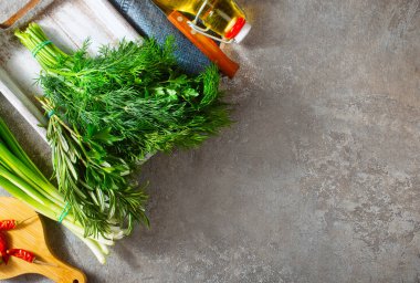 Yeşil otlar, otlar, sebzeler, taze otlar.