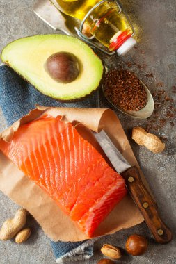 Somon, avokado, keten tohumu, fındık olarak Omega-3 asitlerinin hayvan ve sebze kaynakları