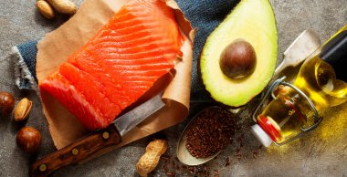 Somon, avokado, keten tohumu, fındık olarak Omega-3 asitlerinin hayvan ve sebze kaynakları