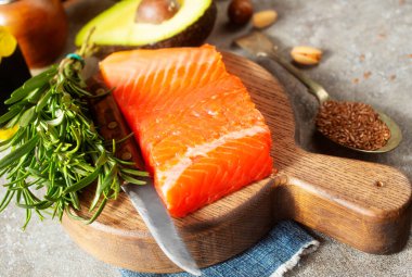 Somon, avokado, keten tohumu, fındık olarak Omega-3 asitlerinin hayvan ve sebze kaynakları