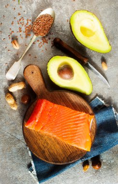 Somon, avokado, keten tohumu, fındık olarak Omega-3 asitlerinin hayvan ve sebze kaynakları