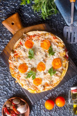 Peynirli ve domatesli pizza, gemide pizza.