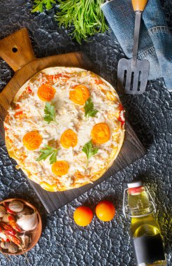 Peynirli ve domatesli pizza, gemide pizza.