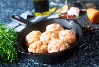 Tavada güzel toplar, köfteler.