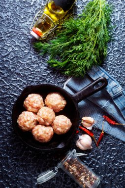 Tavada güzel toplar, köfteler.