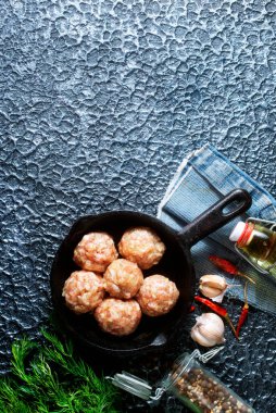 Tavada güzel toplar, köfteler.