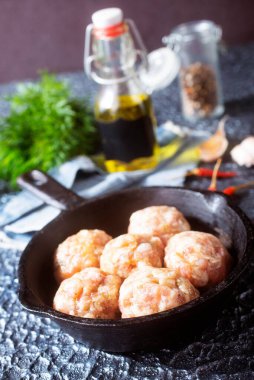 Tavada güzel toplar, köfteler.