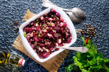 Salatalık ve fındıklı pancar salatası, kasede salata.