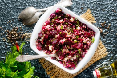 Salatalık ve fındıklı pancar salatası, kasede salata.