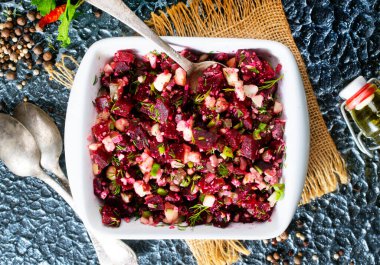 Salatalık ve fındıklı pancar salatası, kasede salata.