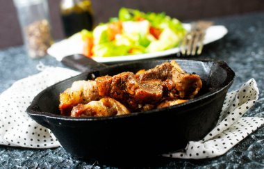 Tavada kızarmış et, tuzlu ve baharatlı et.