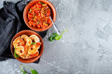 Soslu kızarmış karides, kasede karides.