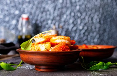 Soslu kızarmış karides, kasede karides.