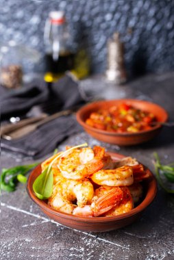 Soslu kızarmış karides, kasede karides.