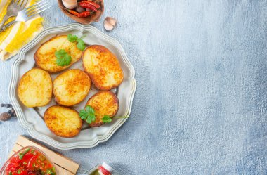 Fırında patates, tuzlu ve baharatlı.