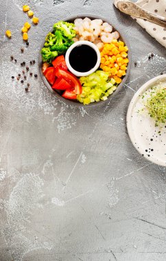 Mutfak malzemeleri tabakta. Üst Manzara. Sebze, baharat, karides, yemek pişirmek için sos..