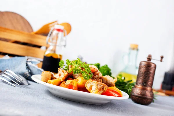 Gebratenes Fleisch Fleisch Mit Gemüse Auf Teller — Stockfoto