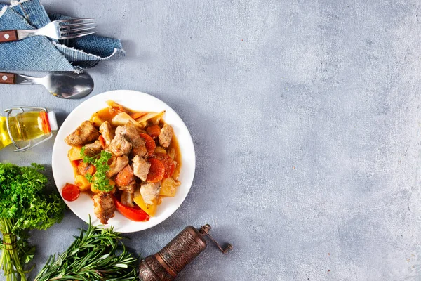 Viande Frite Viande Avec Légumes Dans Assiette — Photo