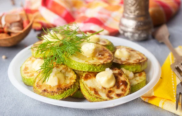 Zucchine Grigliate Con Salsa Piatto Bianco — Foto Stock