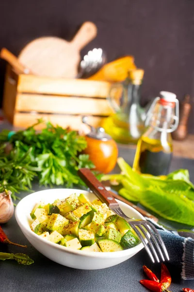 avokado ve guguk kuşu salatası, taze salata.