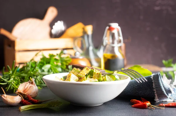 avokado ve guguk kuşu salatası, taze salata.