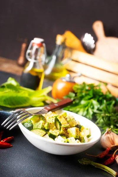 avokado ve guguk kuşu salatası, taze salata.