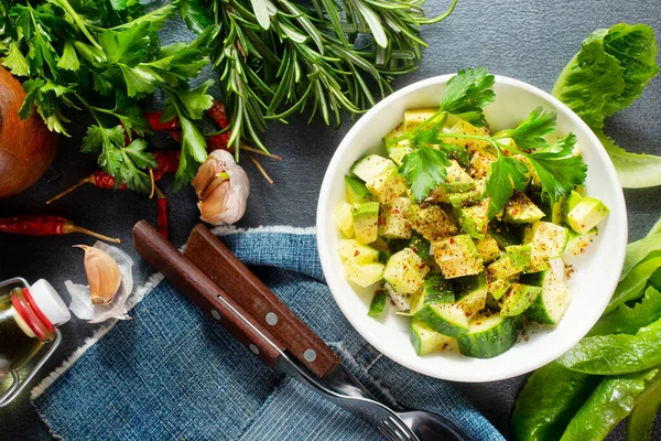 avokado ve guguk kuşu salatası, taze salata.