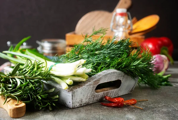 Yeşil otlar, otlar, sebzeler, taze otlar.