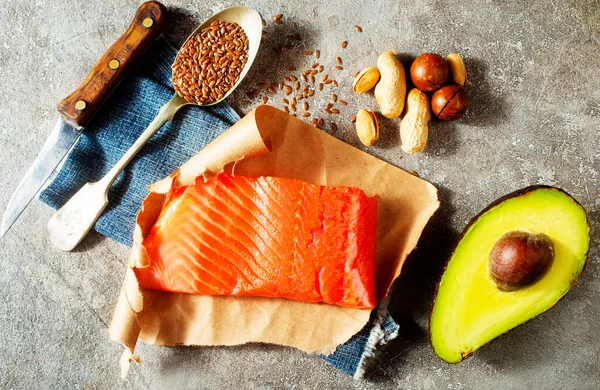 Somon, avokado, keten tohumu, fındık olarak Omega-3 asitlerinin hayvan ve sebze kaynakları