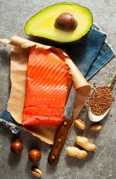 Somon, avokado, keten tohumu, fındık olarak Omega-3 asitlerinin hayvan ve sebze kaynakları