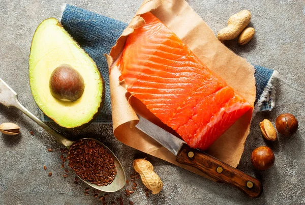 Somon, avokado, keten tohumu, fındık olarak Omega-3 asitlerinin hayvan ve sebze kaynakları
