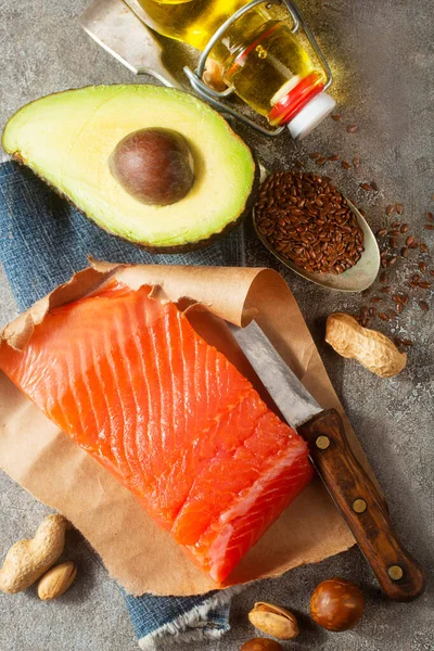 Somon, avokado, keten tohumu, fındık olarak Omega-3 asitlerinin hayvan ve sebze kaynakları