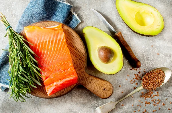 Somon, avokado, keten tohumu, fındık olarak Omega-3 asitlerinin hayvan ve sebze kaynakları