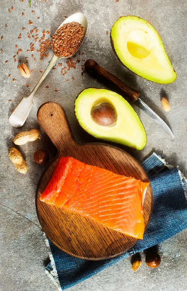 Somon, avokado, keten tohumu, fındık olarak Omega-3 asitlerinin hayvan ve sebze kaynakları