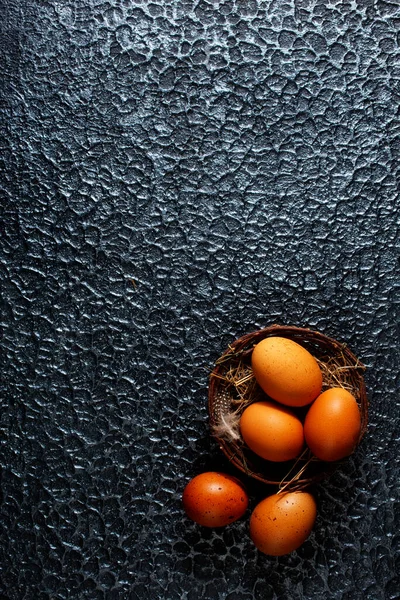 Yuvada Kahverengi Yumurtalar Çiğ Tavuk Yumurtaları — Stok fotoğraf