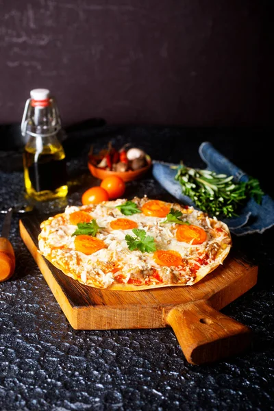 Peynirli ve domatesli pizza, gemide pizza.