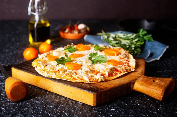 Пицца Сыром Помидорами Пицца Борту — стоковое фото