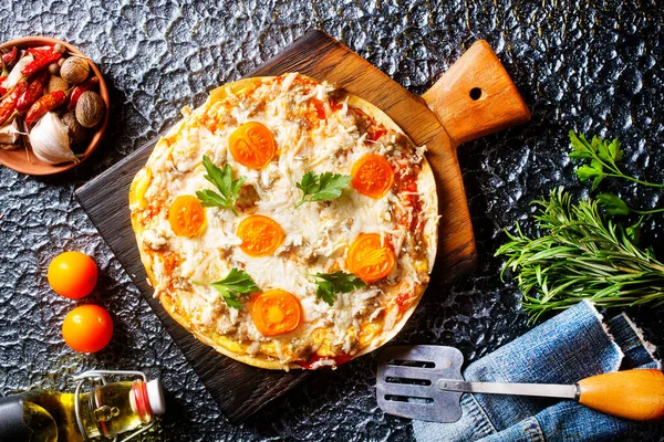 Peynirli ve domatesli pizza, gemide pizza.