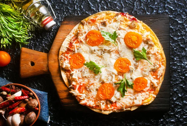 Peynirli ve domatesli pizza, gemide pizza.