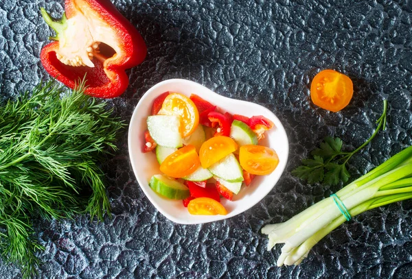 Salade Van Groene Komkommer Rode Paprika Gele Tomaat — Stockfoto
