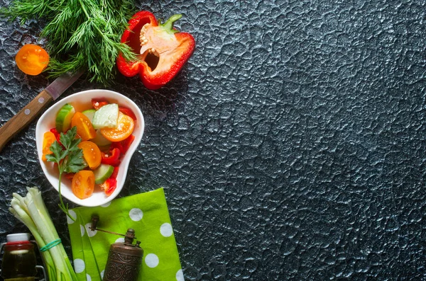Ensalada Pepino Verde Pimentón Rojo Tomate Amarillo —  Fotos de Stock