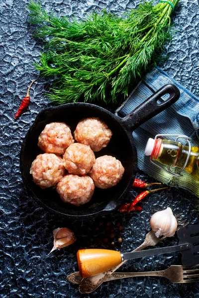 Tavada güzel toplar, köfteler.