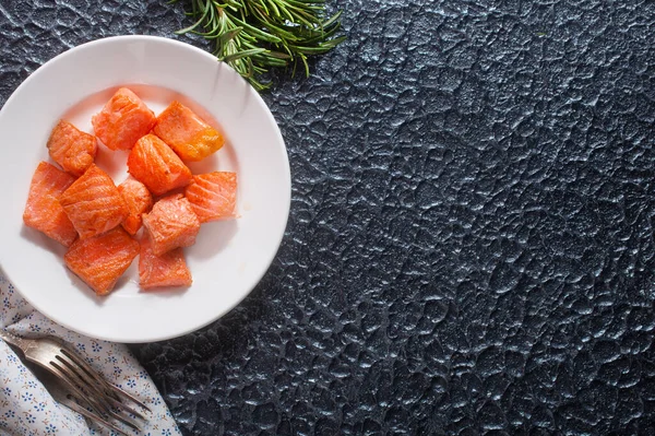 Νόστιμο Ορεκτικό Ψητό Σολομό Κόκκινο Ψάρι Λευκό Πιάτο Τηγανητά Κόκκινα — Φωτογραφία Αρχείου