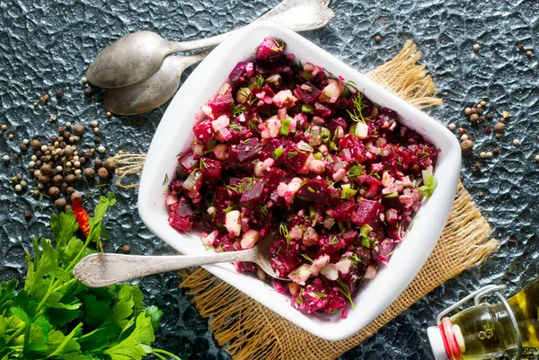 Salatalık ve fındıklı pancar salatası, kasede salata.