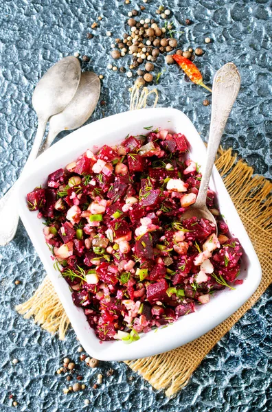 Salatalık ve fındıklı pancar salatası, kasede salata.