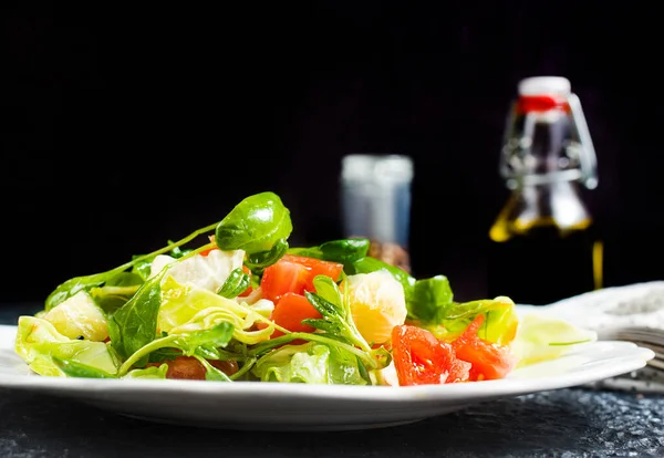 Salada Com Espinafre Tomate Fresco Salada Legumes — Fotografia de Stock