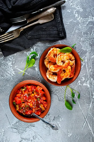 Soslu kızarmış karides, kasede karides.