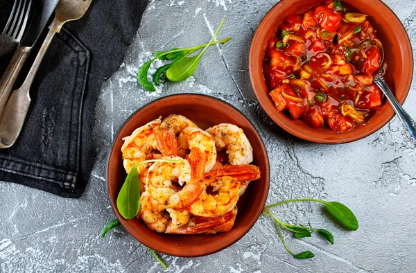 Soslu kızarmış karides, kasede karides.