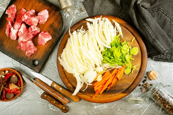 厨房桌子上的罗宋汤配料 自制的俄国罗宋汤 — 图库照片